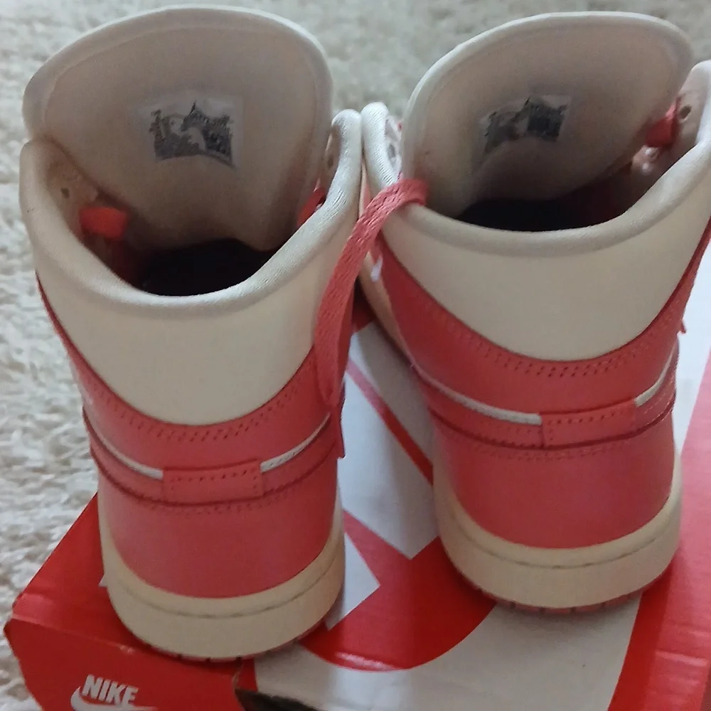 NWOT JORDAN MID 1 - Picture 6 of 8